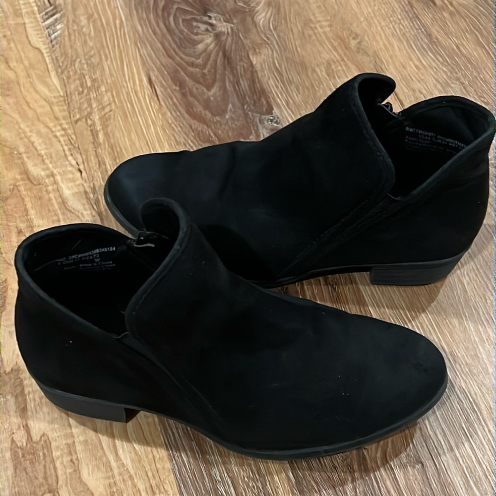 Time & Tru Women’s Black Faux Suede Booties (Size: 6)